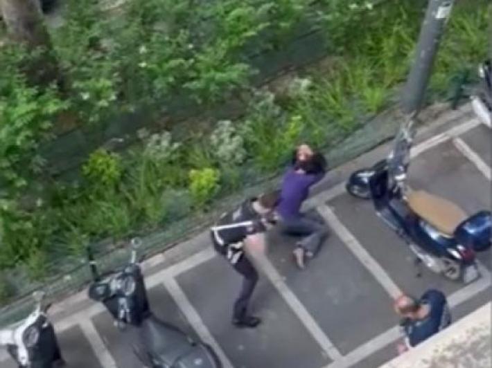 Botte con i manganelli e spray al peperoncino per ammanettarla a Milano: "vigili chiamati dai genitori della scuola", "aveva aggredito gli agenti"