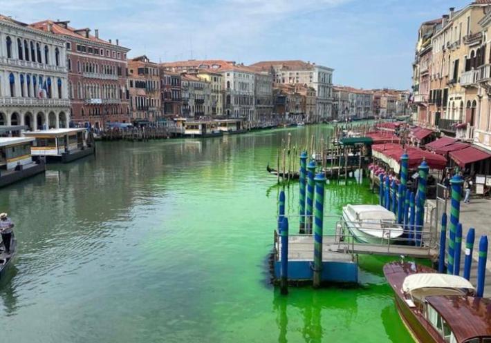 Chiazza verde fosforescente compare sul Canal Grande a Venezia