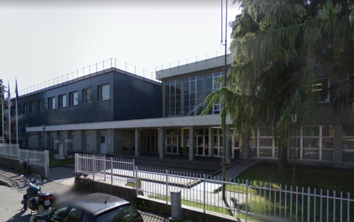 16 enne minaccia i compagni di classe con una pistola finta e ferisce la prof ad Abbiategrasso