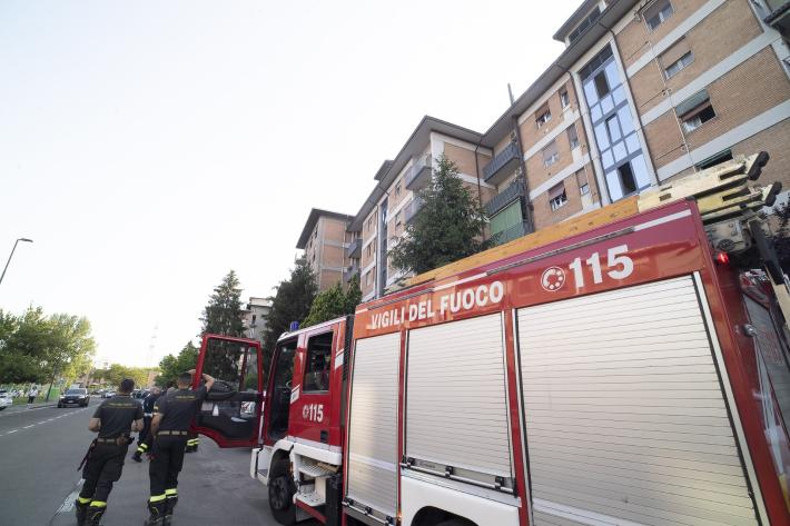 Incendio in un palazzo in via Aleotti: due intossicati 