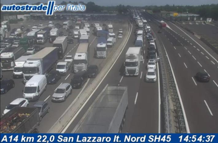 L'A14 chiusa a Bologna per un incidente tra 3 camion.  In direzione dell&rsquo;allacciamento con l&rsquo;A1 