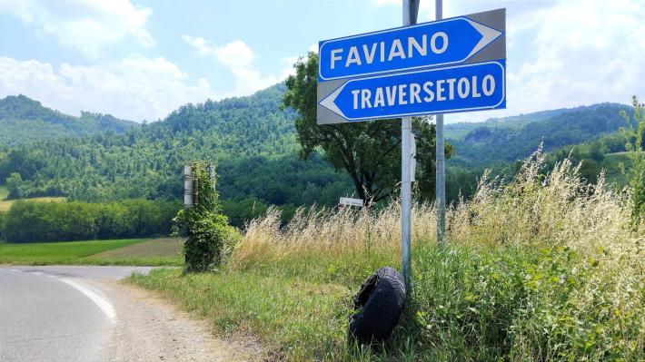 Mulazzano, bucano una gomma  e la abbandonano in mezzo alla campagna
