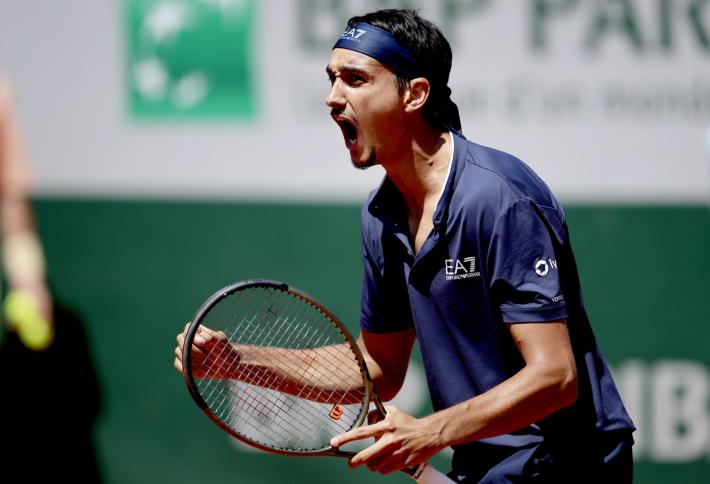 Straordinario Sonego: rimonta da 0-2 e batte al quinto Rublev al Roland Garros