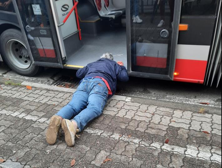 Via Trento, uomo cade dalla bici