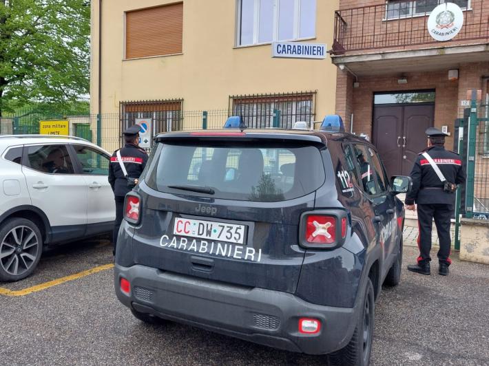 Ruba la catenina a un uomo e fuggendo perde una scarpa: i carabinieri lo trovano in strada ancora scalzo e lo arrestano