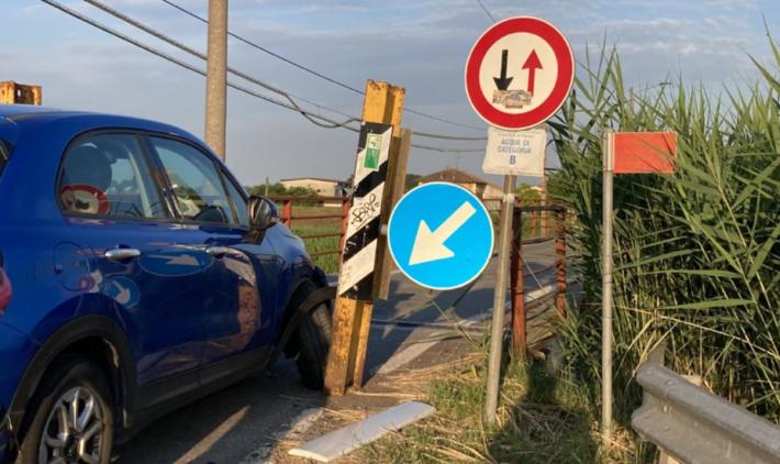 Automobile s'incastra sul ponte sullo Stirone a Carzeto