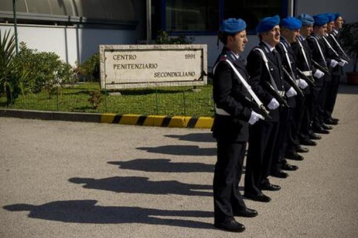 Trovati cellulari e droga nel carcere napoletano a Secondigliano