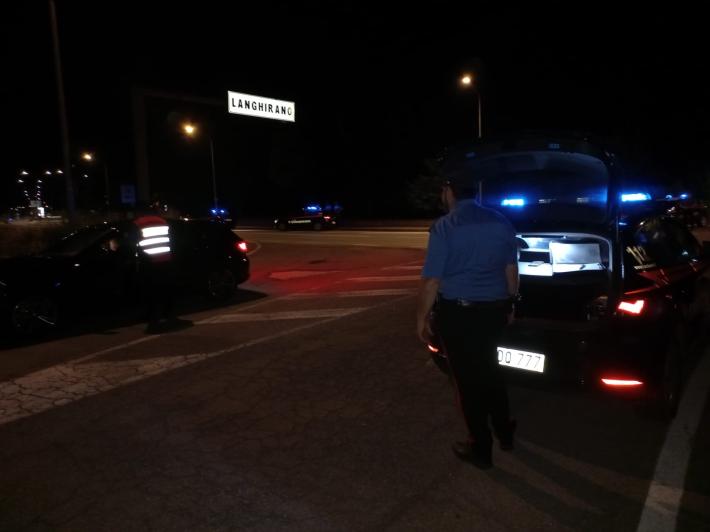 Rompe il vetro dell'auto con un pugno, aggredisce i carabinieri: arrestato un 37enne a Langhirano. Tre denunciati