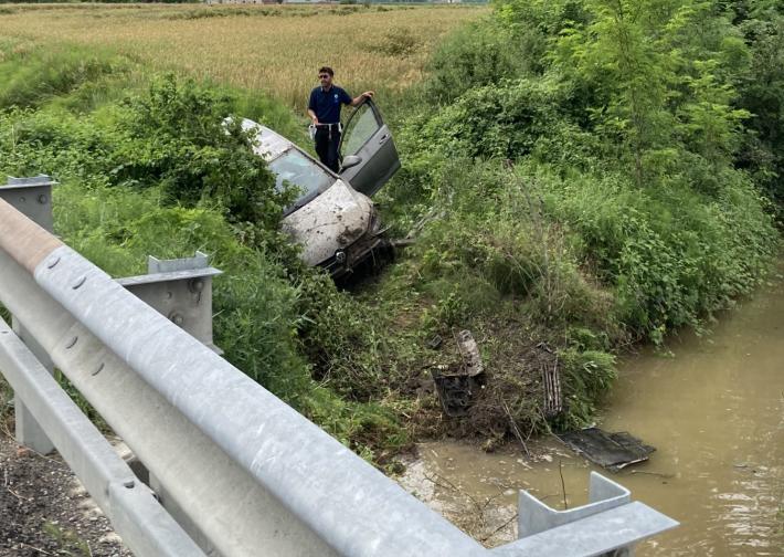 Paura a Fidenza: auto vola nel canale, recuperato l'autista ferito 