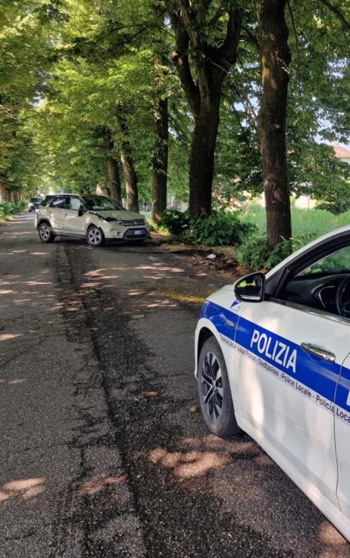 Auto contro un tiglio all'ingresso di Roccabianca