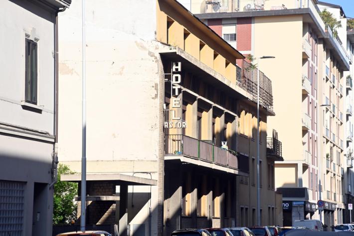 Bimba scomparsa a Firenze: i cacciatori dei Carabinieri setacciano l'ex hotel Astor. Il padre di Kata torna in carcere 