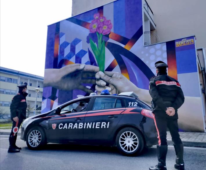 Ubriaco e drogato aggredisce il personale del pronto soccorso e i carabinieri: arrestato 21enne a Vaio 