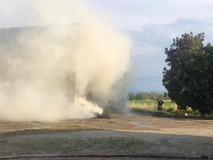 Marano, balloni di fieno in fiamme: intervengono i vigili del fuoco