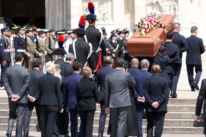 I funerali di Berlusconi, Fascina e i figli in prima fila. In chiesa anche l'ex moglie Veronica Lario