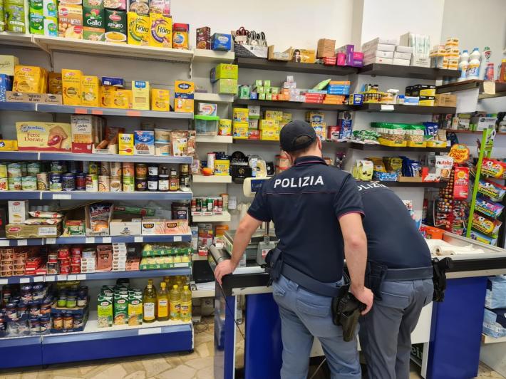 Controllati negozi etnici di via Trento e via San Leonardo.
