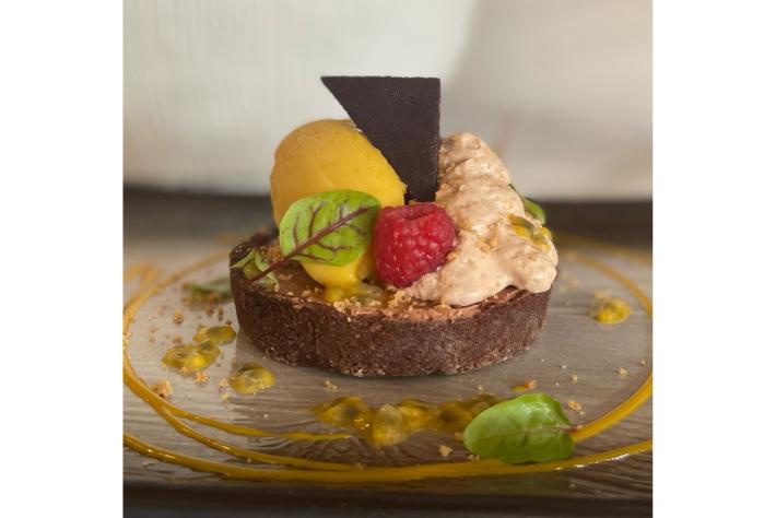 Tartelletta al cioccolato con gelato e spuma di latte