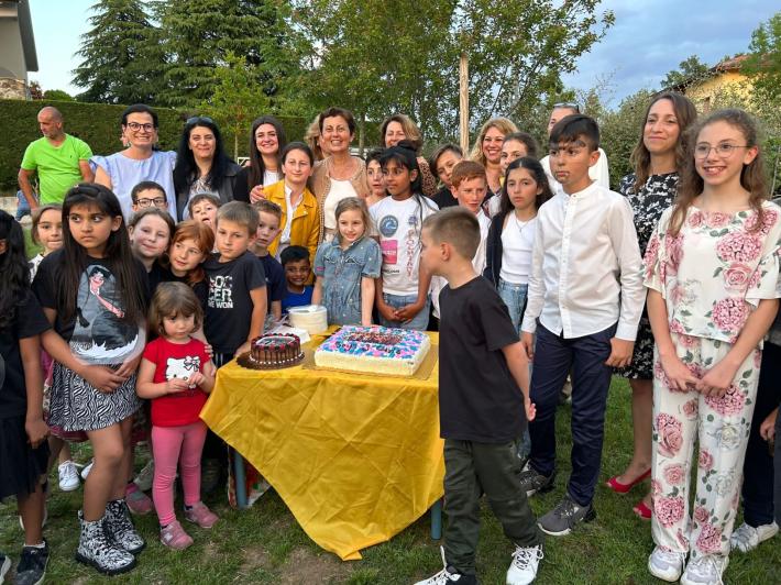 Devincenzi, sindaco e maestra: festa a sorpresa per la pensione