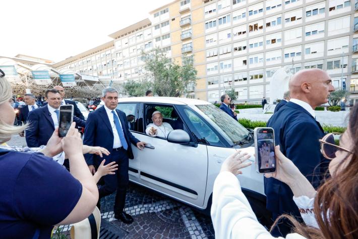 Il Papa risponde sulla sua salute, 'sono vivo