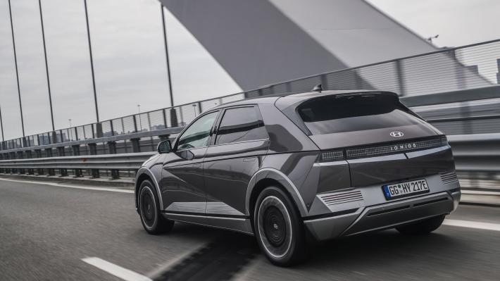 Ioniq 5, l'elettrico cresce 