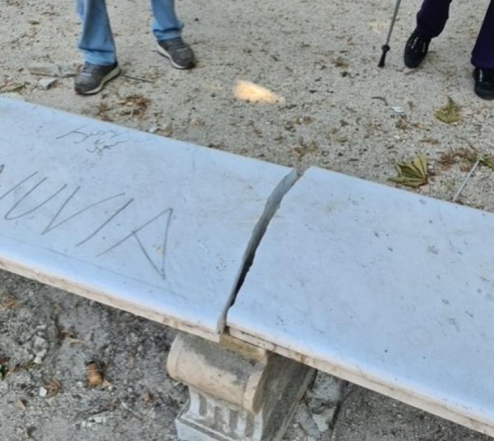 Panchina vandalizzata nel viale centrale del Parco Ducale