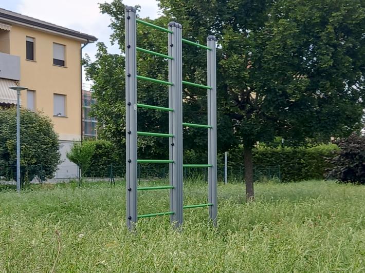 Corcagnano: erba (troppo) alta al parco giochi