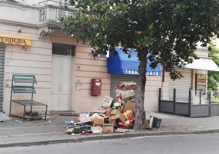 Montagna di cartoni in via Trento
