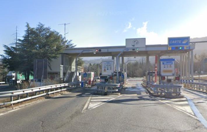 Auto in fiamme al casello di Berceto: un intossicato (che cercava di spegnere le fiamme)