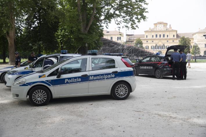 Giovane tunisino accoltellato vicino all'ingresso del parco Ducale: ha perso molto sangue ed &egrave; in gravi condizioni