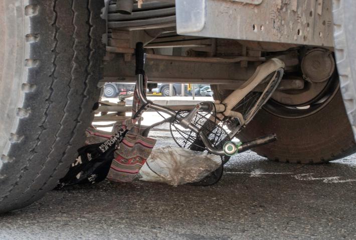 Milano, donna in bicicletta muore dopo essere stata  travolta da un uomo alla guida di una betoniera