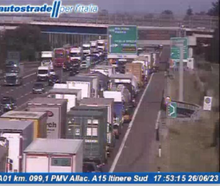 Autostrada, 2 chilometri di coda per incidente tra Fidenza e il bivio con l'A15. Code per curiosi in direzione opposta 