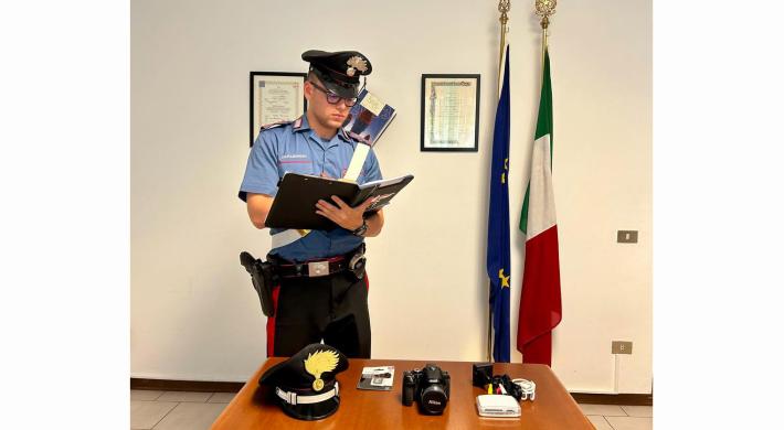 Scandiano - Su internet rivede l'attrezzatura fotografica trafugatagli durante un furto in abitazione