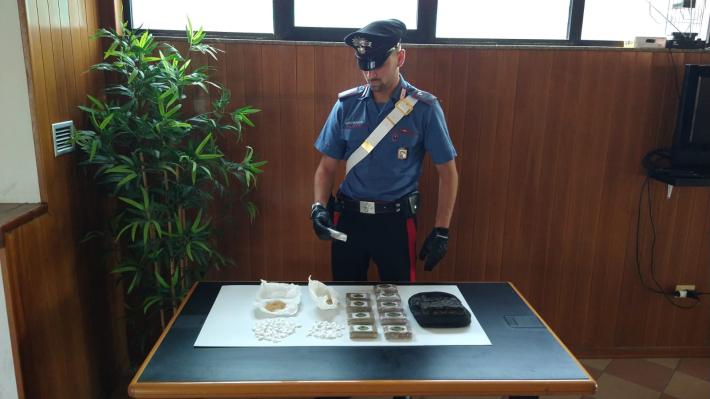 A folle velocit&agrave; supera le auto incolonnate, passando con il rosso in centro a Salso. Multato e patente ritirata