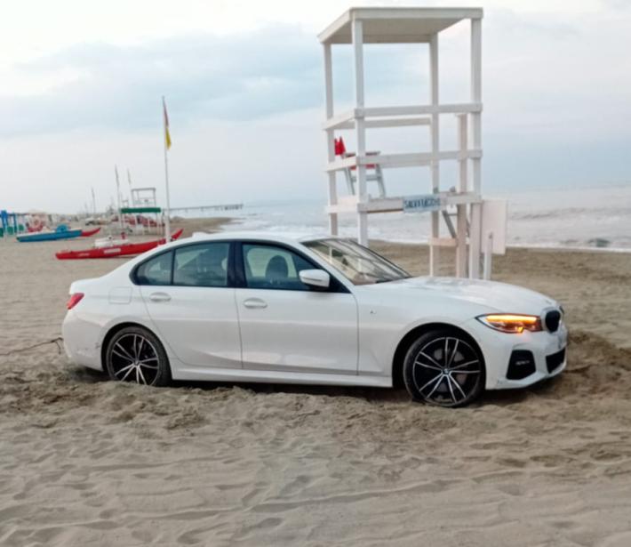 Forte dei Marmi si risveglia con un'auto parcheggiata in spiaggia