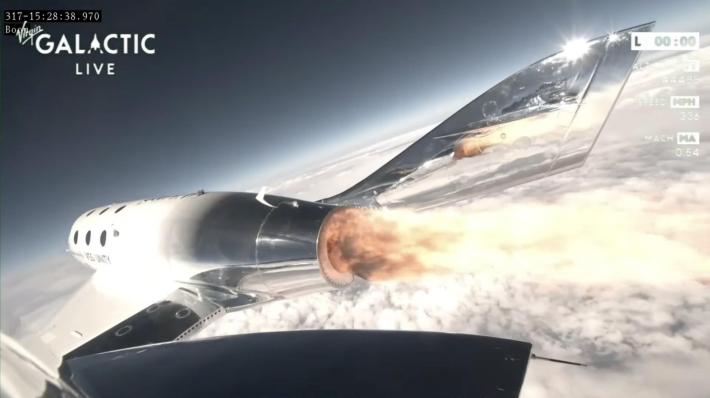 Virgin Galactic, missione compiuta. Atterrata la navetta con i tre italiani