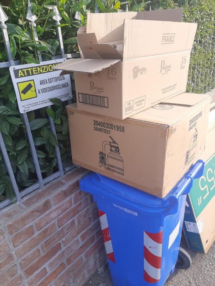 Monta la protesta:  in certe zone la carta non viene raccolta da pi&ugrave; di un mese