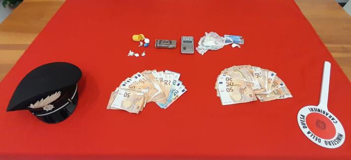 Cocaina in auto e soldi nascosti nello zaino e nelle scarpe: 48enne arrestato dai carabinieri in via Emilia Ovest 
