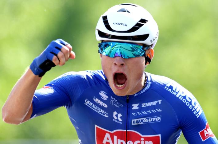 Tour, Philipsen vince in volata la quarta tappa. Yates resta in maglia gialla