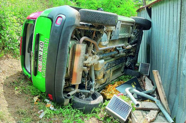 Auto fuori strada a Ghiare di Corniglio: tre carabinieri forestali feriti, uno &egrave; grave