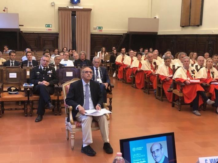 Il premio Nobel per la chimica Martin Chalfie ha ricevuto la laurea ad honorem in fisica dal nostro ateneo
