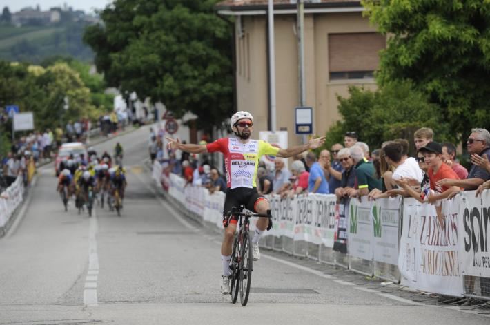 Pesenti si esalta in salita e cala il tris di vittorie  
