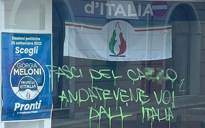 Vandali in azione sulle vetrine della sede di Fratelli d&rsquo;Italia. Pietrella: "Atto vile, inaccettabile"