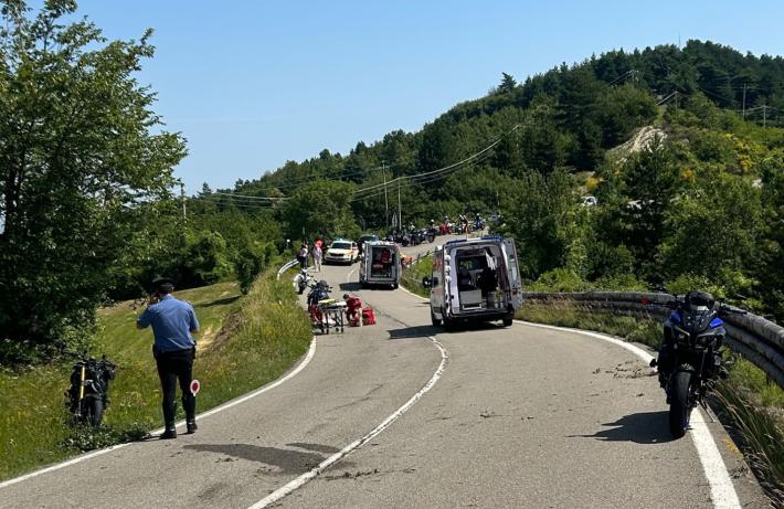 Schianto sulla strada della Cisa: coinvolti una moto e una bicicletta, un ferito in condizioni serie
