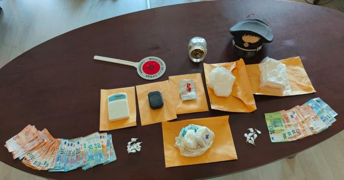 Sequestrati quasi un chilo di cocaina, diversi grammi di marijuana, un etto di mannitolo, alcune pastiglie di droga sintetica e 3.000 euro