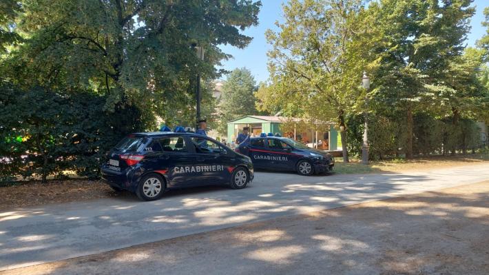 Parco Ducale, fermato un 24enne colombiano con droga, due bancomat rubati e un coltello: 