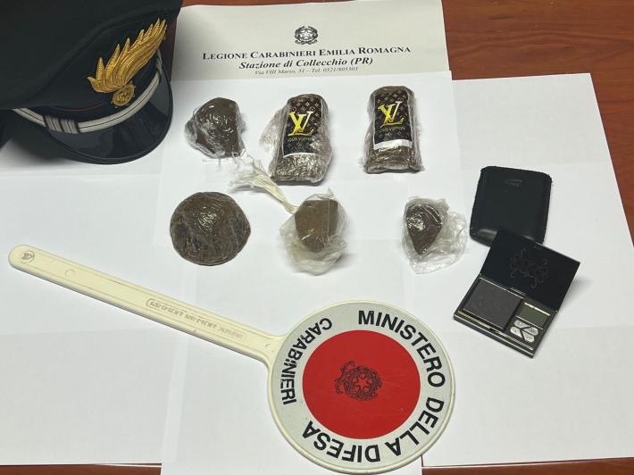  Evade dai domiciliari, in casa 4 etti di hashish. Arrestato&nbsp;