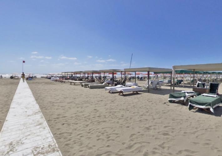 Turista svizzera colta da malore muore in spiaggia a Forte dei Marmi