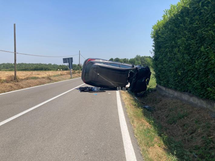 Grave incidente  sulla strada per Torrile: auto ribaltata, una persona incastrata: soccorsi sul posto