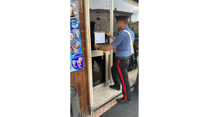 Carabinieri notificano sospensione attivita&rsquo; ad un bar