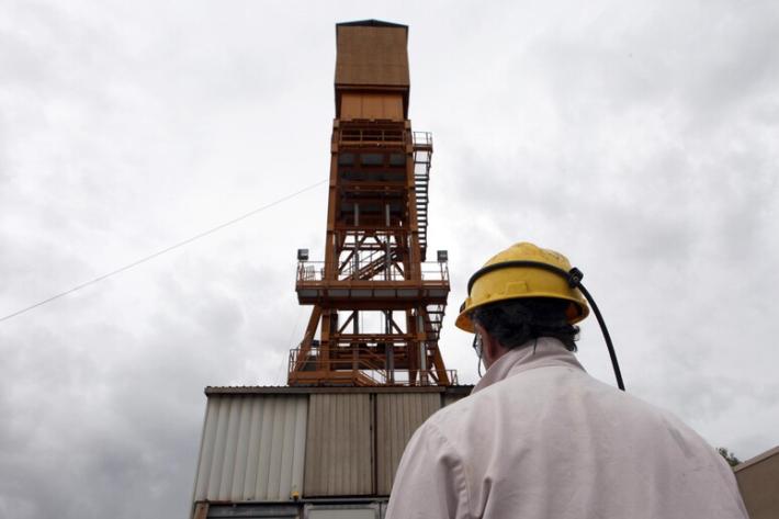 Il ministro Urso: "In Italia 16 materie prime sono critiche, riapriremo le miniere"