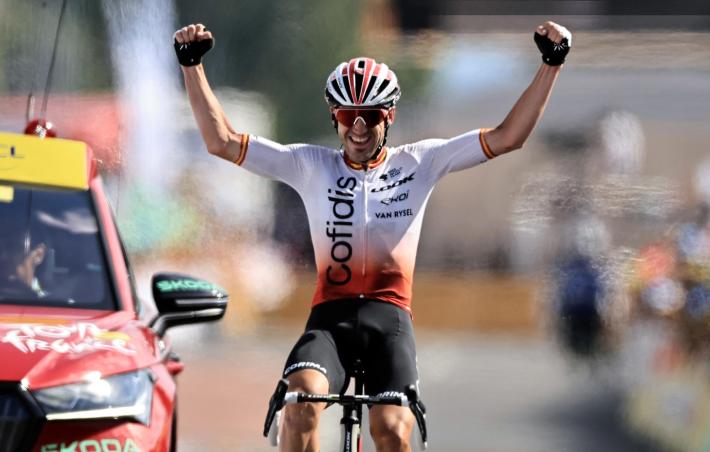 Tour, Izagirre vince la dodicesima tappa dopo una fuga solitaria. Vingegaard resta in giallo. Domani il Grand Colombier